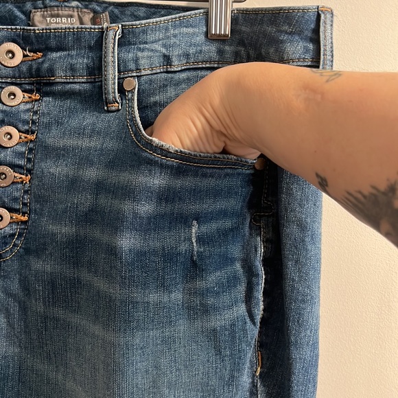 Torrid medium blue denim shorts size 18 - Picture 4 of 8